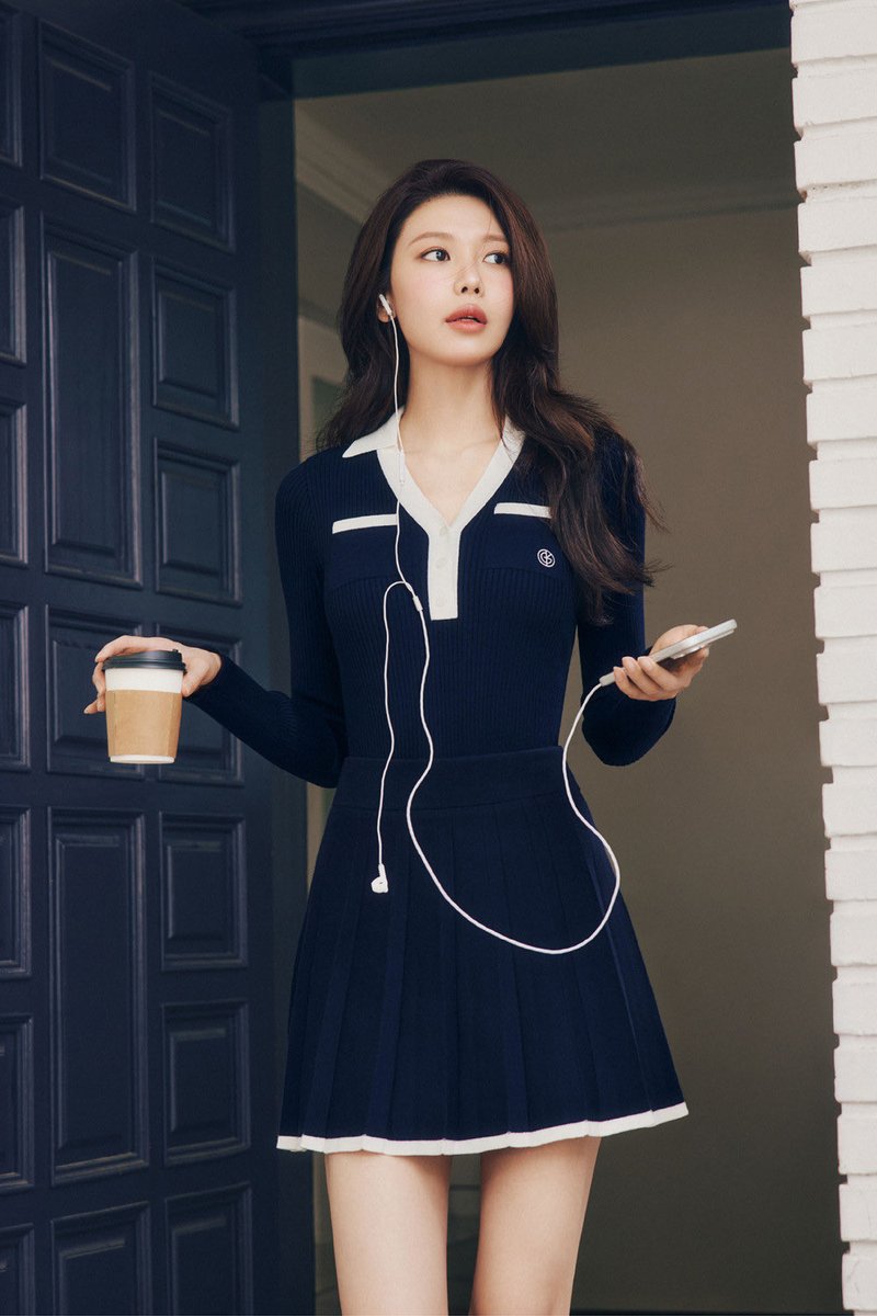 SNSD_0805's tweet photo. KISS ON THE GREEN 화보 수영 https://t.co/YUntFD6iQd