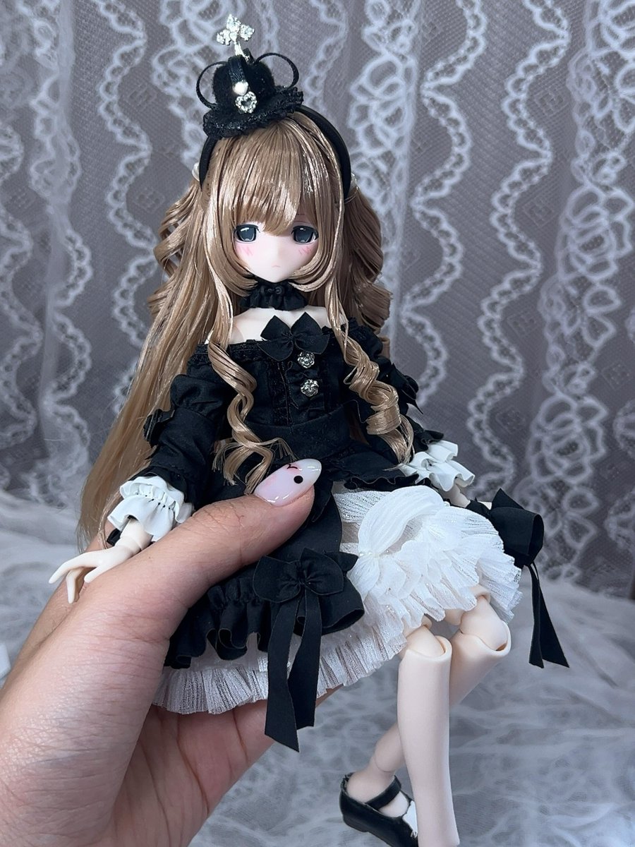 HappyEngineBJD's tweet photo. 暴君プリンセス | トゥアンツィ
こちらは「放課後残って」の未スタイリングヘッドと無地のボディを使用しています。
技術を磨いたおかげで、ローマ風の小さなカールも彫れるようになりました（ただ、まだ少し不揃いですが…QAQ）。
放課後残って BJDアクションドール

通常6体＋隠し1体
Rednote@小本OvO

#bjd
#bjddolls
#blindbox