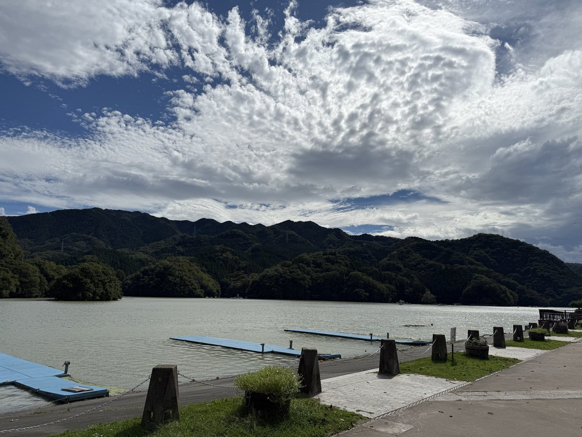 pa_teru's tweet photo. ラーショからの相模湖公園でレトロゲームを堪能。
久々に天気も良くバイク日和だった。
#ロイヤルエンフィールド
#ラーメンショップ津久井店
#相模湖公園 https://t.co/lhY1DsknMa