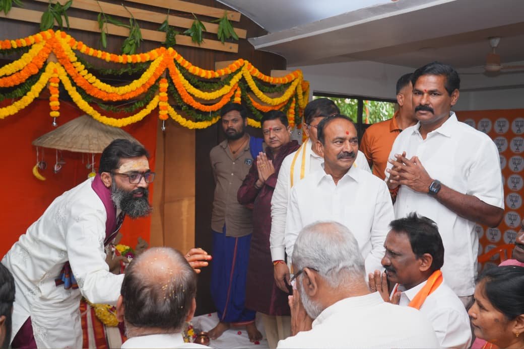 Eatala_Rajender's tweet photo. హైదరాబాద్, నాంపల్లిలోని @BJP4Telangana రాష్ట్ర కార్యాలయంలో వినాయక చవితి సందర్భంగా ఏర్పాటు చేసిన విఘ్నేశ్వరుడి విగ్రహం వద్ద రాష్ట్ర అధ్యక్షులు శ్రీ @N_RamchanderRao గారు, మాజీ గవర్నర్, సీనియర్ నాయకులు శ్రీ @Dattatreya గారు, ఎమ్మెల్యే శ్రీ @MLA_RakeshReddy గారు మరియు పార్టీ నాయకులతో కలిసి ప్రత్యేక పూజలు నిర్వహించడం జరిగింది.

అన్ని విఘ్నాలు తొలగిపోయి ప్రజలు సుఖసంతోషాలతో ఉండేలా దీవించాలని ఆ గణేశుని ప్రార్థిస్తున్నాను. కోట్లాదిమంది 11 రోజులపాటు విఘ్నేశ్వరుడిని భక్తిశ్రద్ధలతో పూజించి, అన్నప్రసాదాలు వితరణ చేసి పండుగ జరుపుకుంటారు.

మన ధర్మాన్ని సంస్కృతిని సాంప్రదాయాన్ని సమ్మునుతంగా నిలపడంలో గణేష్ మండపాలు వేదికలుగా నిలుస్తున్నాయి. వీటిని మరింత గొప్పగా భావితరాలకు అందించిన చూడాలనీ కోరుకుంటున్నాను.

ప్రపంచంలోనే గొప్ప ప్రజాస్వామ్య వ్యవస్థగా ఆదర్శంగా ఉంటున్న దేశం మన భారతదేశం. దీనికి కారణం మన విశ్వాసం, మన సాంప్రదాయం, మన సనాతన ధర్మం.

మన సనాతన ధర్మాన్ని ఒడిసిపట్టుకొని కాపాడుకోవాల్సిన బాధ్యత మనందరి మీద ఉన్నది. ఈ సందర్భంగా ప్రతి ఒక్కరికి మరోసారి వినాయక చవితి శుభాకాంక్షలు తెలియజేస్తున్నాను.

#BJP4Telangana #VinayakaChavithi #GaneshChaturthi