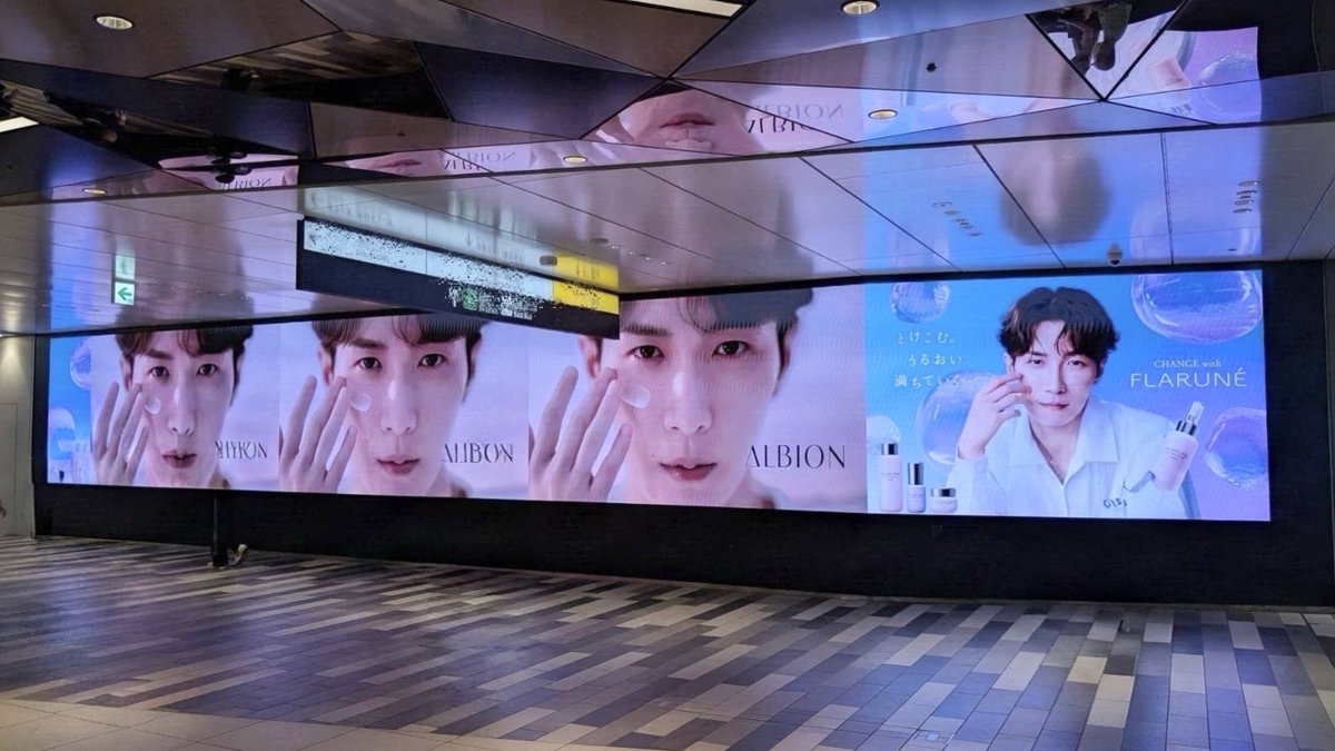 albion_flarune's tweet photo. 渋谷スクランブルスクエアUCチカビジョン（渋谷スクランブルスクエア アーバン・コア地下2階）にて
#フラルネ の新広告ビジュアル掲出中🚉✨

掲出期間は9/14〜9/20となります。

※駅及び、駅係員へのお問い合わせはご遠慮ください
※鑑賞時には他のお客様の迷惑にならないようにお気をつけください

#渡辺翔太  #CHANGEwithFLARUNE