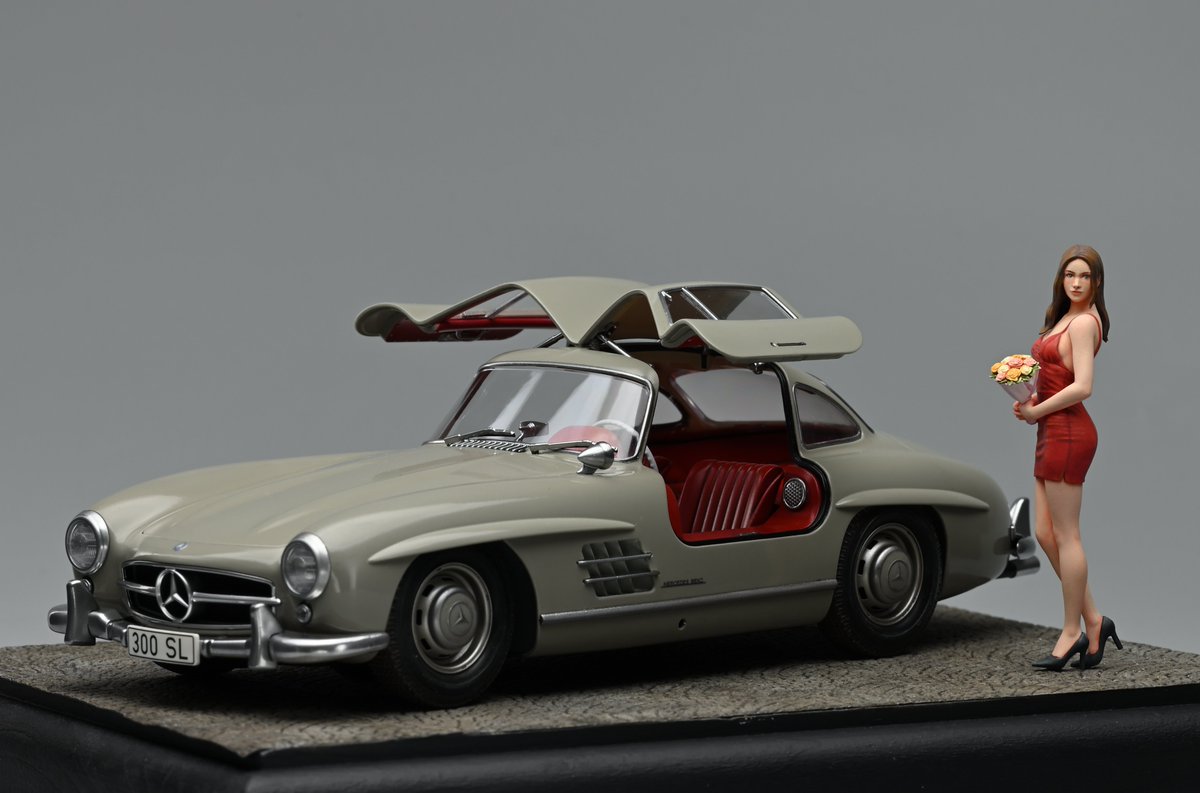 shunmasan's tweet photo. タミヤ「1/24 メルセデスベンツ300SL」と
ハセガワ「1/24 海外セレブ風美女フィギュア」、
完成しました。

ボディはミディアムグレイで塗りました。 https://t.co/r0aKmsM9nf