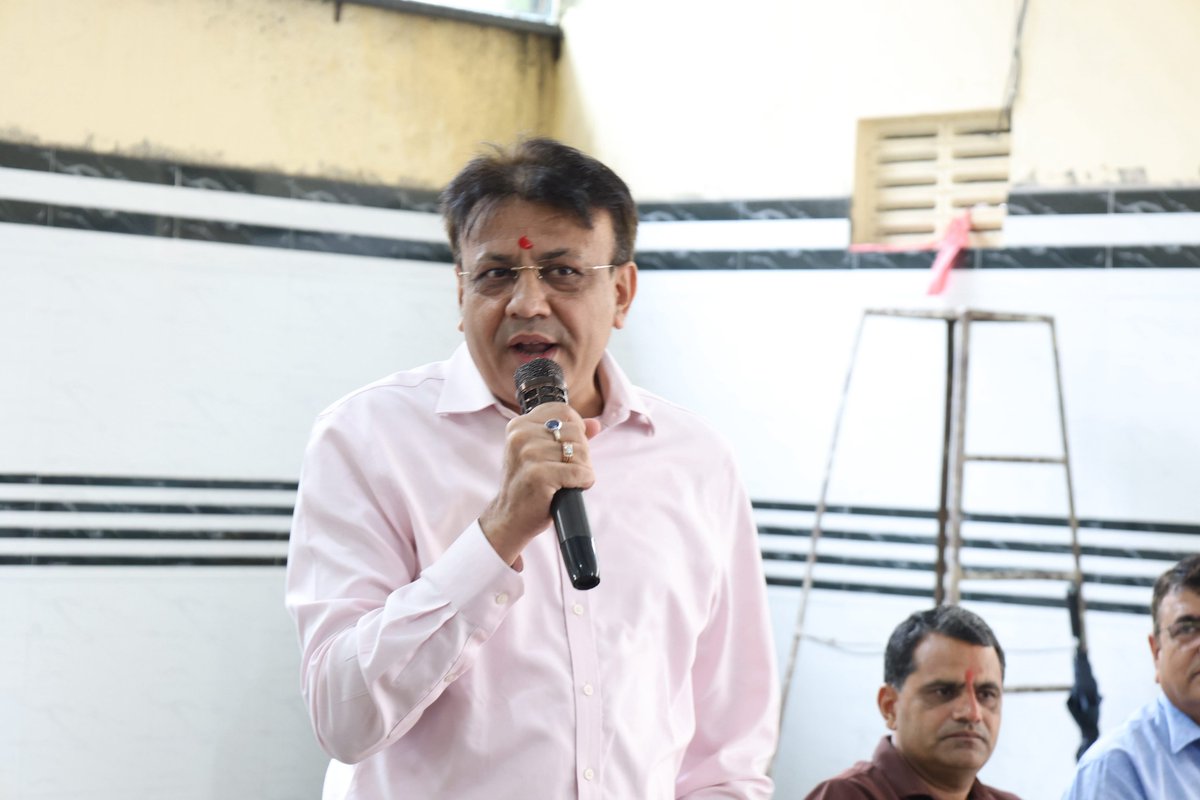Rameshborad3's tweet photo. જનસેવાના કાર્યમાં એક વધુ વિકાસલક્ષી પગલું!

આજે કતારગામ વિસ્તારની શિવછાયા સોસાયટીની આંતરિક ગલીમાં બ્લોક નાખવાના કામના ખાતમુહૂર્ત પ્રસંગે ઉપસ્થિત રહી ધારાસભ્ય શ્રી @vinod_moradiya સાહેબની ઉપસ્થિતિ માં કાર્યનો શુભારંભ કરાવ્યો. https://t.co/ZlxaBchjg0