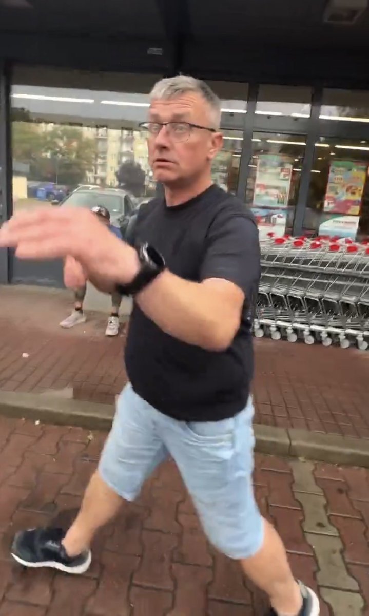 MaciekCluskey's tweet photo. Różne style - SzuSzu, ChoCho i TaoTao… ale nie wypada jednak naszej patroliotycznej, narodowej, konserwatywnej husarii biegać bez biustonosza… https://t.co/hI57KaWLTc