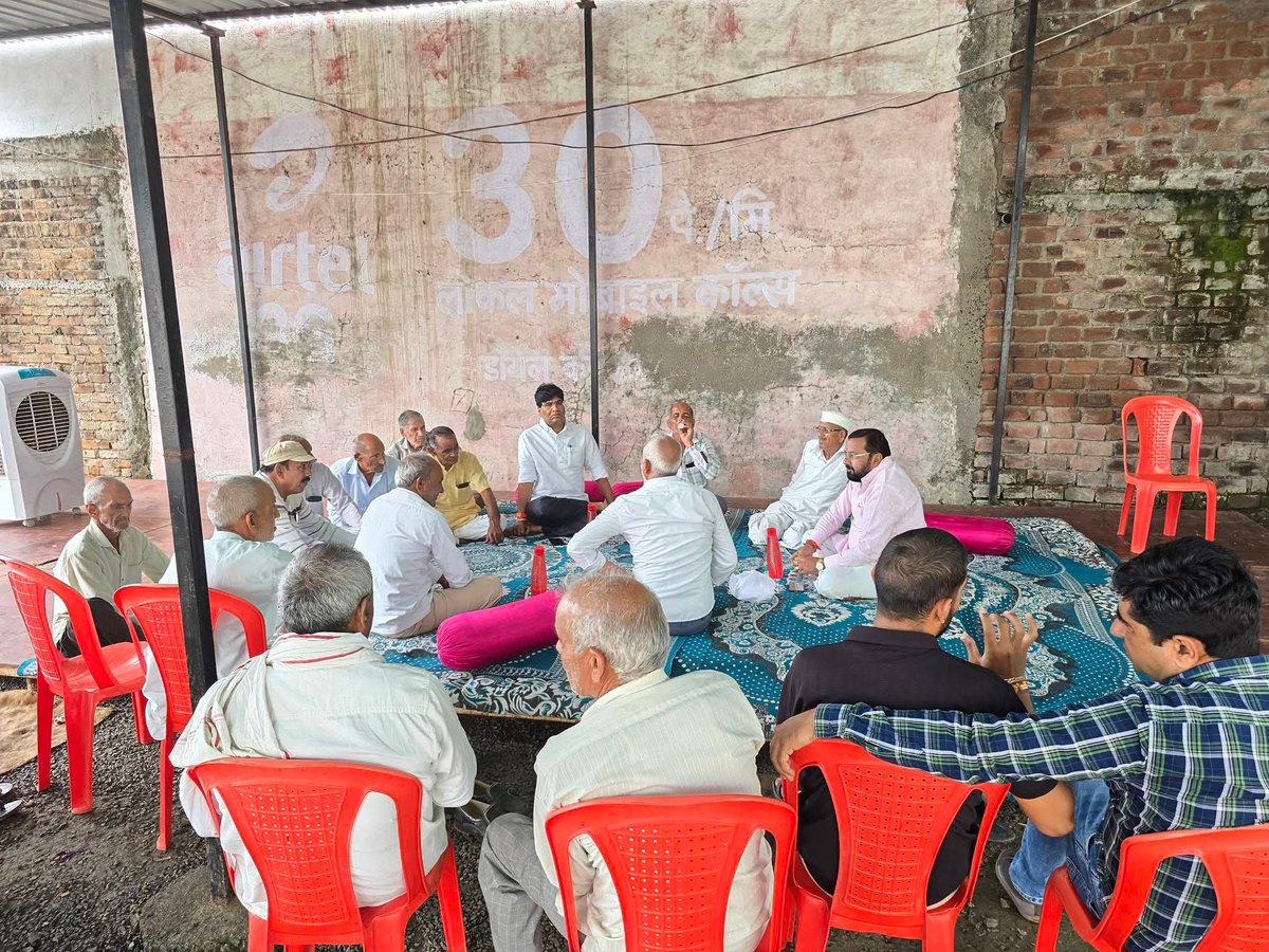 Saawansonkar's tweet photo. सांवेर विधानसभा के ग्राम पलासिया में श्री किशोर पटेल जी की पूज्यनीय माताजी श्रीमती मायाबाई जी पटेल का देवलोक गमन हो जाने पर शोकाकुल परिवार में पहुंचकर शोक संवेदना व्यक्त की। https://t.co/4RmvpLYf74