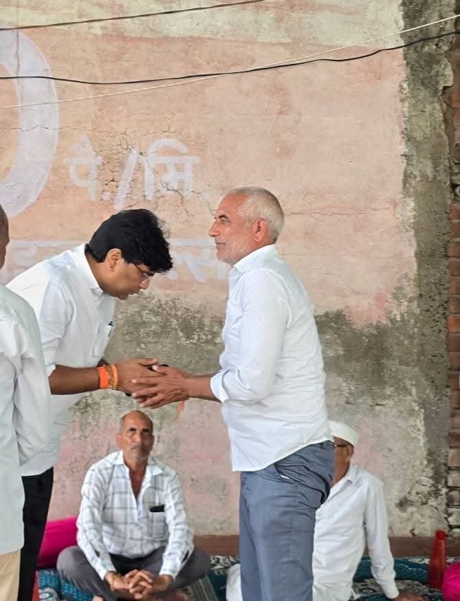 Saawansonkar's tweet photo. सांवेर विधानसभा के ग्राम पलासिया में श्री किशोर पटेल जी की पूज्यनीय माताजी श्रीमती मायाबाई जी पटेल का देवलोक गमन हो जाने पर शोकाकुल परिवार में पहुंचकर शोक संवेदना व्यक्त की। https://t.co/4RmvpLYf74