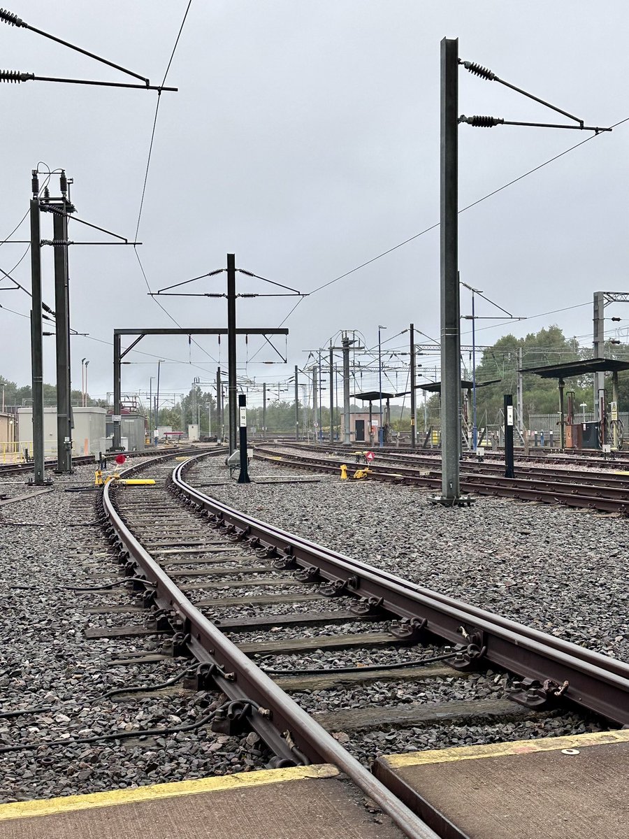 sleepythebear24's tweet photo. Bit of a dull &amp; drizzly weather day here at #SohoDepot - I’m the depot fairy today… the beck &amp; call driver for anything the Shunter wants. I have a trainee driver with me so we’ve had a good walk around &amp; I’ve filled his brain with depot info! #DayInTheLife #TrainDriver https://t.co/ixh7u1je9S