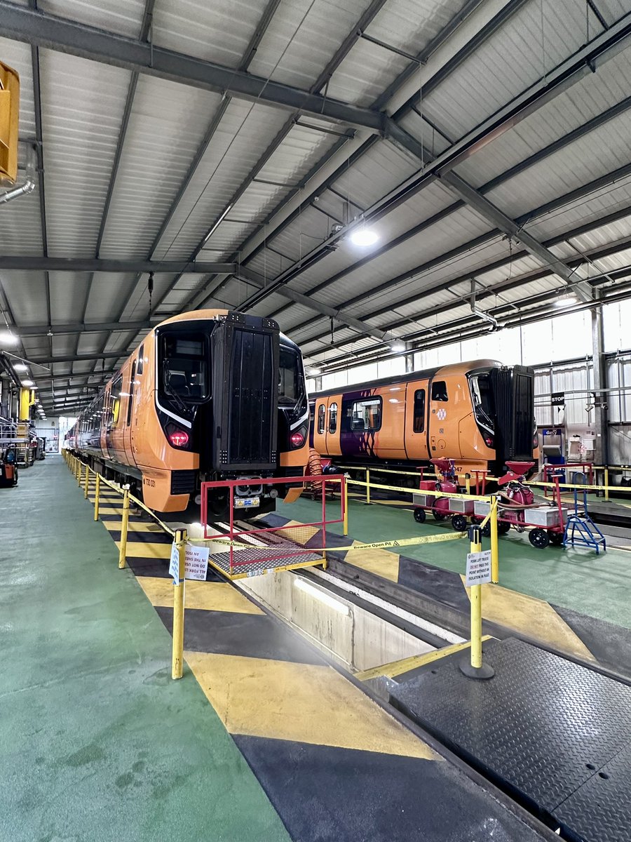sleepythebear24's tweet photo. Bit of a dull &amp; drizzly weather day here at #SohoDepot - I’m the depot fairy today… the beck &amp; call driver for anything the Shunter wants. I have a trainee driver with me so we’ve had a good walk around &amp; I’ve filled his brain with depot info! #DayInTheLife #TrainDriver https://t.co/ixh7u1je9S