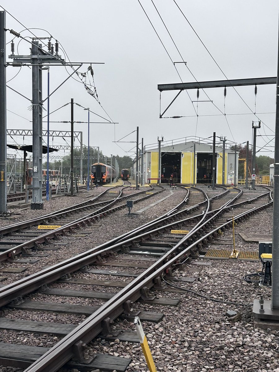 sleepythebear24's tweet photo. Bit of a dull &amp; drizzly weather day here at #SohoDepot - I’m the depot fairy today… the beck &amp; call driver for anything the Shunter wants. I have a trainee driver with me so we’ve had a good walk around &amp; I’ve filled his brain with depot info! #DayInTheLife #TrainDriver https://t.co/ixh7u1je9S