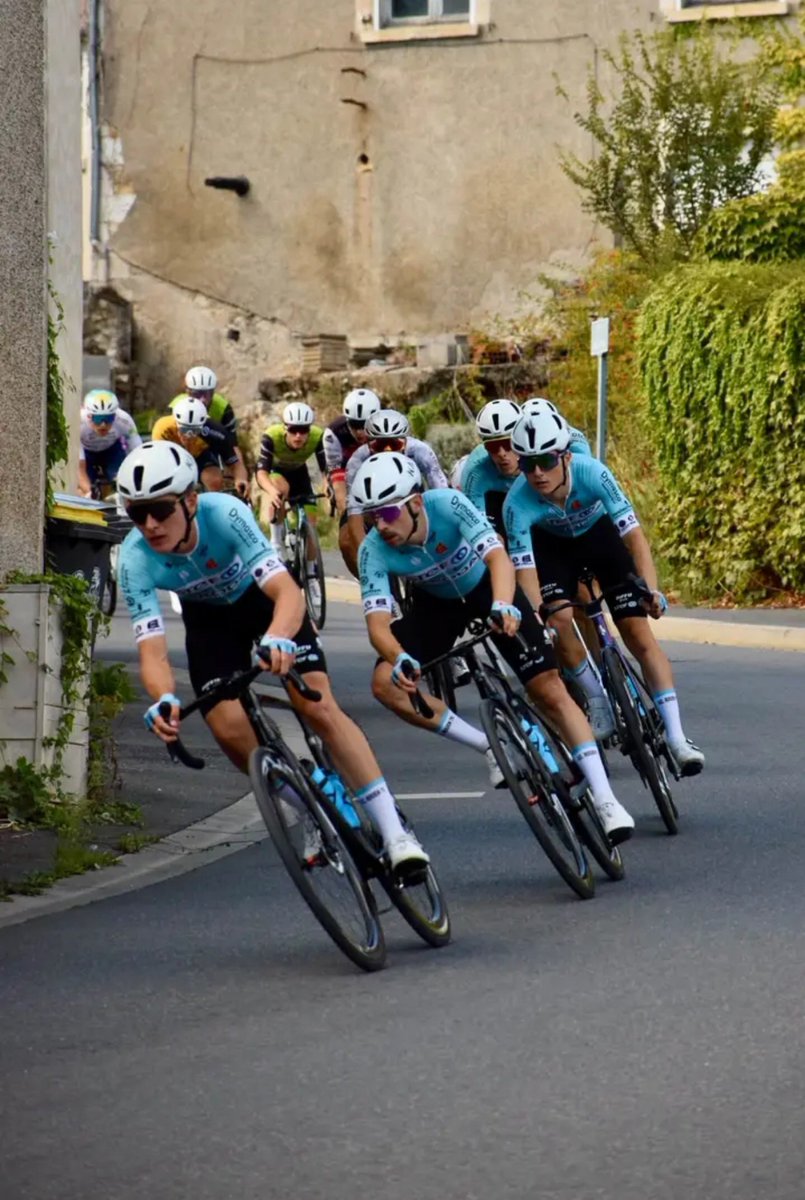 ZXCycling's tweet photo. 🇨🇵@parisbourges

🥇🇨🇵@MahoudoNolann
🥈🇨🇵L.Devincenzi
🥉🇬🇧@JoeBrookes04

Special mention:

7🇨🇵@lilian_tetart
11🇨🇵@valentintbln
17🇬🇧@_jamesh03
21🇨🇵@GuerinelMathis
28🇨🇵@Clement_petit_
49🇬🇧@tomportsmouth_
56🇨🇵@lenyjeanlouis
73🇬🇧@JackBrough16
76🇬🇧@max_krasinski
81🇨🇵@CoulondreG https://t.co/GptQQ23cGN