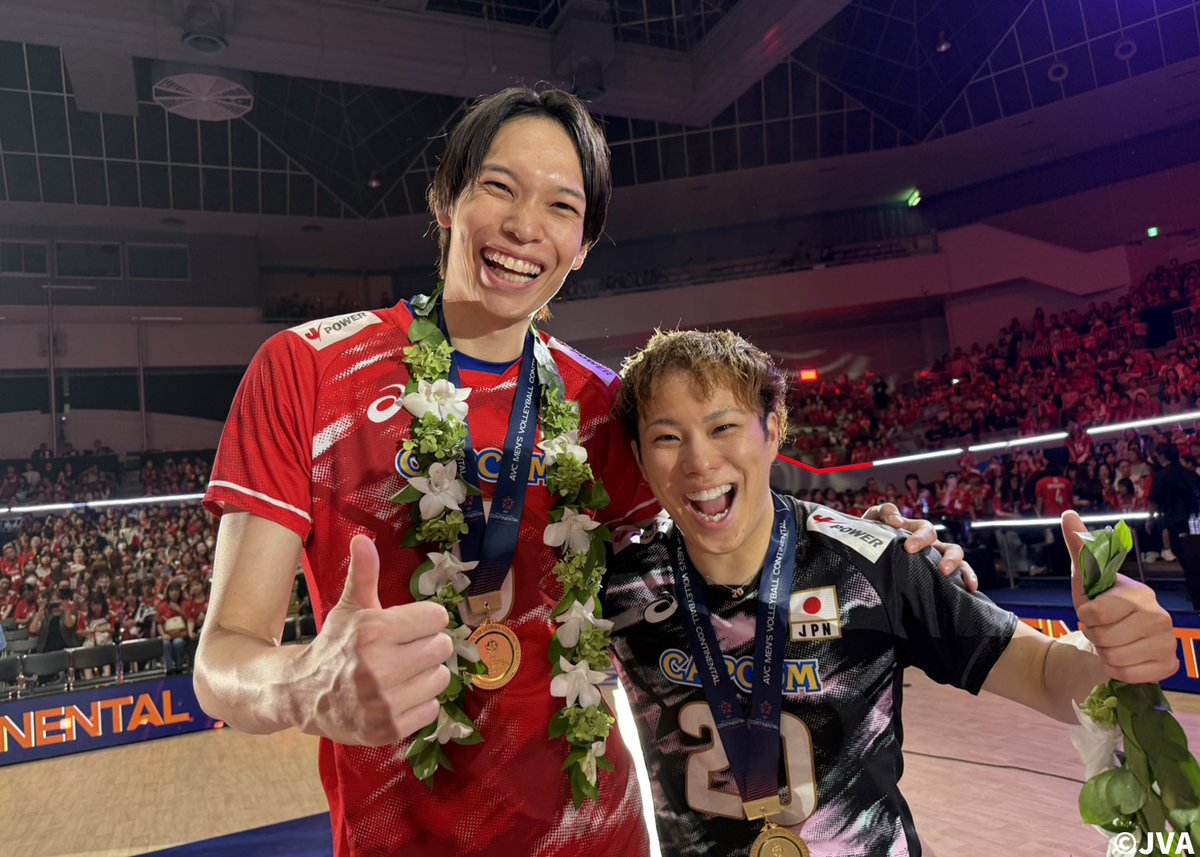 JVA_Volleyball's tweet photo. ／
表彰式後のオフショット！
＼

買取大吉 アジア男子バレーボール選手権大会 福岡2026の表彰式後に撮影された #バレーボール男子日本代表 選手たちの写真がチームから届きました📸✨

#つなげ2026 #限界はまだ先にある 
#アジア選手権 #バレーボール #volleyball https://t.co/rLp6vamNWi