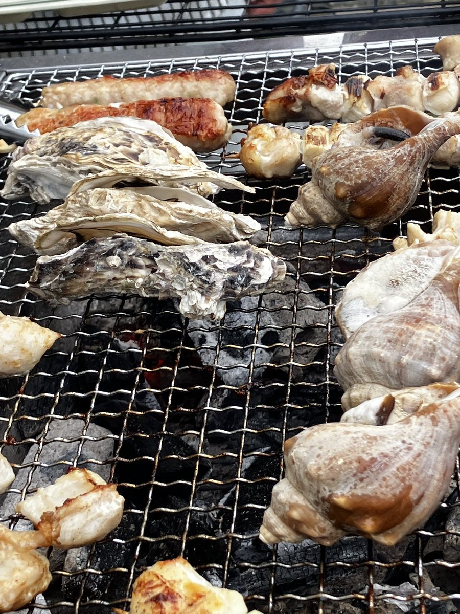Lum_Siba_3388's tweet photo. こんな時期になりましたが
曇天ですが涼しく最適な気候の中
BBQ出来ました
次男夫婦と三男、私のスケジュール的に
今日しかありませんでした

今年最後の我が家枝豆を前菜に白老牛や牡蠣、青つぶ、アサリ、ホルモンとフルコースメニューは完食いたしました
家内も嬉しそうで幸せでしたよ

さぁ明日から頑張るぞ