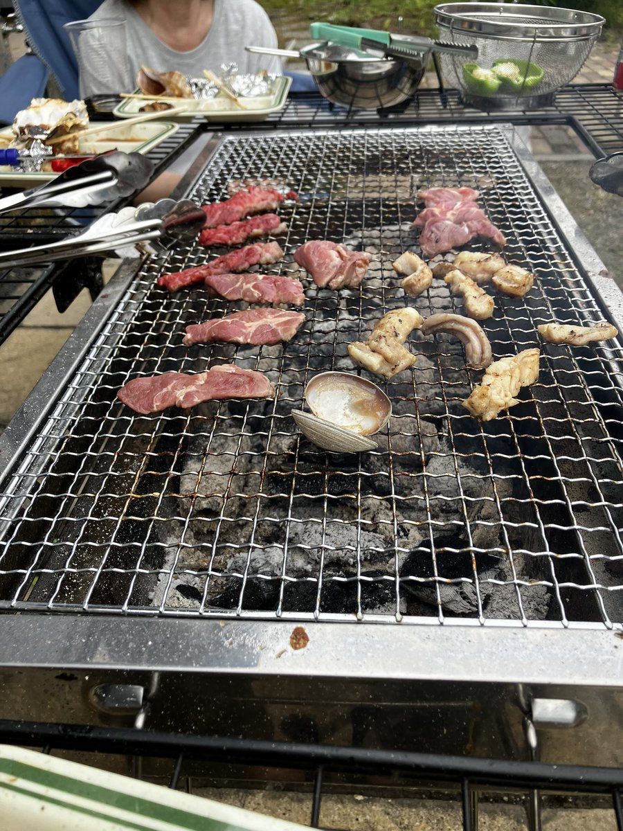 Lum_Siba_3388's tweet photo. こんな時期になりましたが
曇天ですが涼しく最適な気候の中
BBQ出来ました
次男夫婦と三男、私のスケジュール的に
今日しかありませんでした

今年最後の我が家枝豆を前菜に白老牛や牡蠣、青つぶ、アサリ、ホルモンとフルコースメニューは完食いたしました
家内も嬉しそうで幸せでしたよ

さぁ明日から頑張るぞ