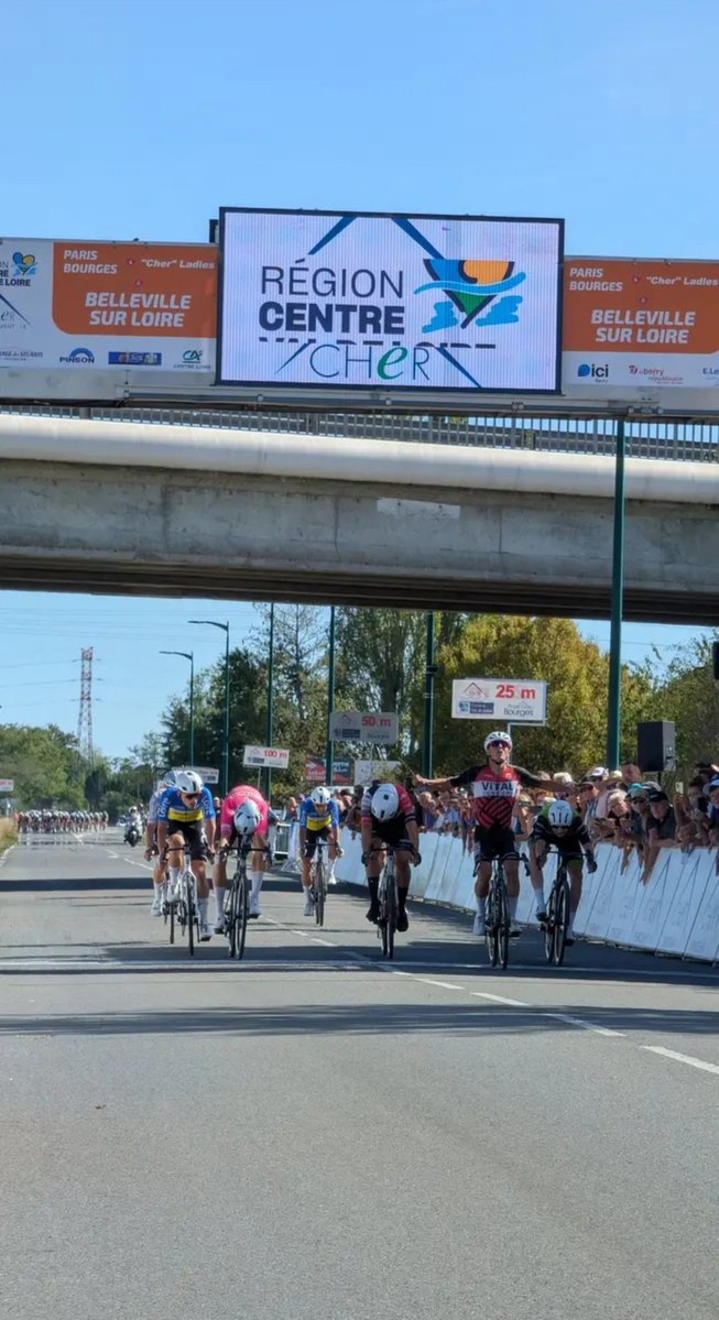 ZXCycling's tweet photo. 🇨🇵@parisbourges

🥇🇨🇵@MahoudoNolann
🥈🇨🇵L.Devincenzi
🥉🇬🇧@JoeBrookes04

Special mention:

7🇨🇵@lilian_tetart
11🇨🇵@valentintbln
17🇬🇧@_jamesh03
21🇨🇵@GuerinelMathis
28🇨🇵@Clement_petit_
49🇬🇧@tomportsmouth_
56🇨🇵@lenyjeanlouis
73🇬🇧@JackBrough16
76🇬🇧@max_krasinski
81🇨🇵@CoulondreG https://t.co/GptQQ23cGN