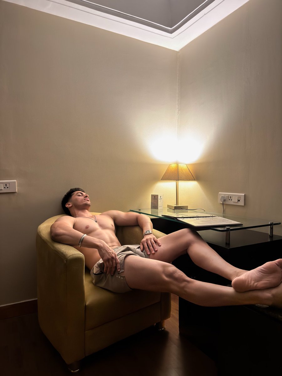 Harkamalfit's tweet photo. “Too comfortable being me. 🥂” https://t.co/6EgWUA3Jth