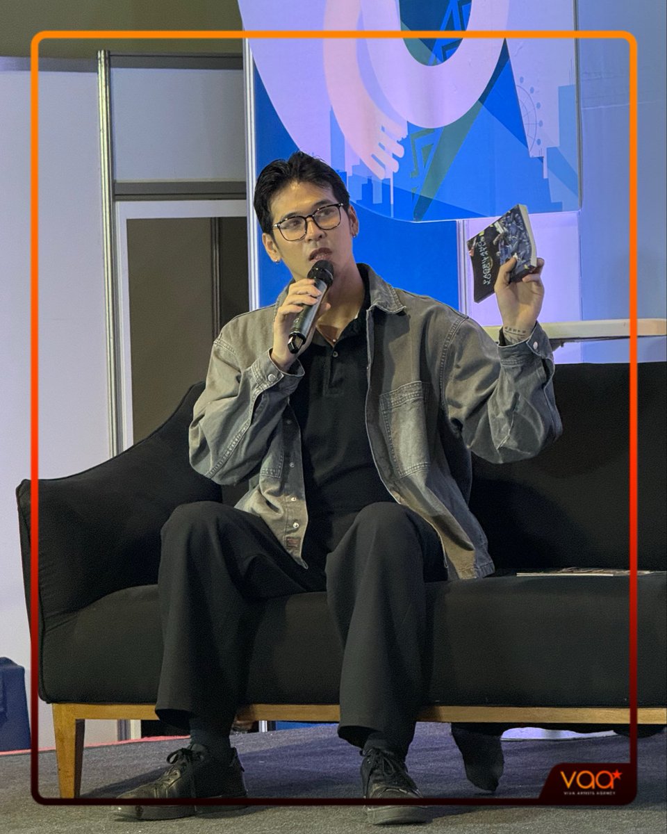 VivaArtists_'s tweet photo. LOOK: Wilbert Ross launched and signed his new comic series, the ADLIKHAIN Hero Verse, at the Manila International Book Fair! 🌟✍🏻 Congratulations, Author Wilbert!  

#WilbertRoss #VAA https://t.co/TLznPTHyUa