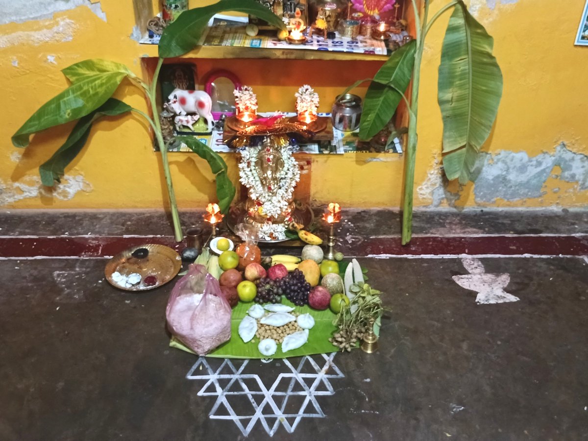 vaishali25bp's tweet photo. விநாயகர் சதுர்த்தி வீட்டுல நல்லா படியா சாமி கும்பிட்டாச்சு🙏

எல்லாரும் வீட்டுல சாமி கும்பிட்டீங்களா. கொழுக்கட்டை, வடை, சாம்பார், ரசம் and பாயசம்😍

இந்த நாளா சந்தோசமா கொண்டாடுவோம்❤️ https://t.co/3XRarb9tZZ