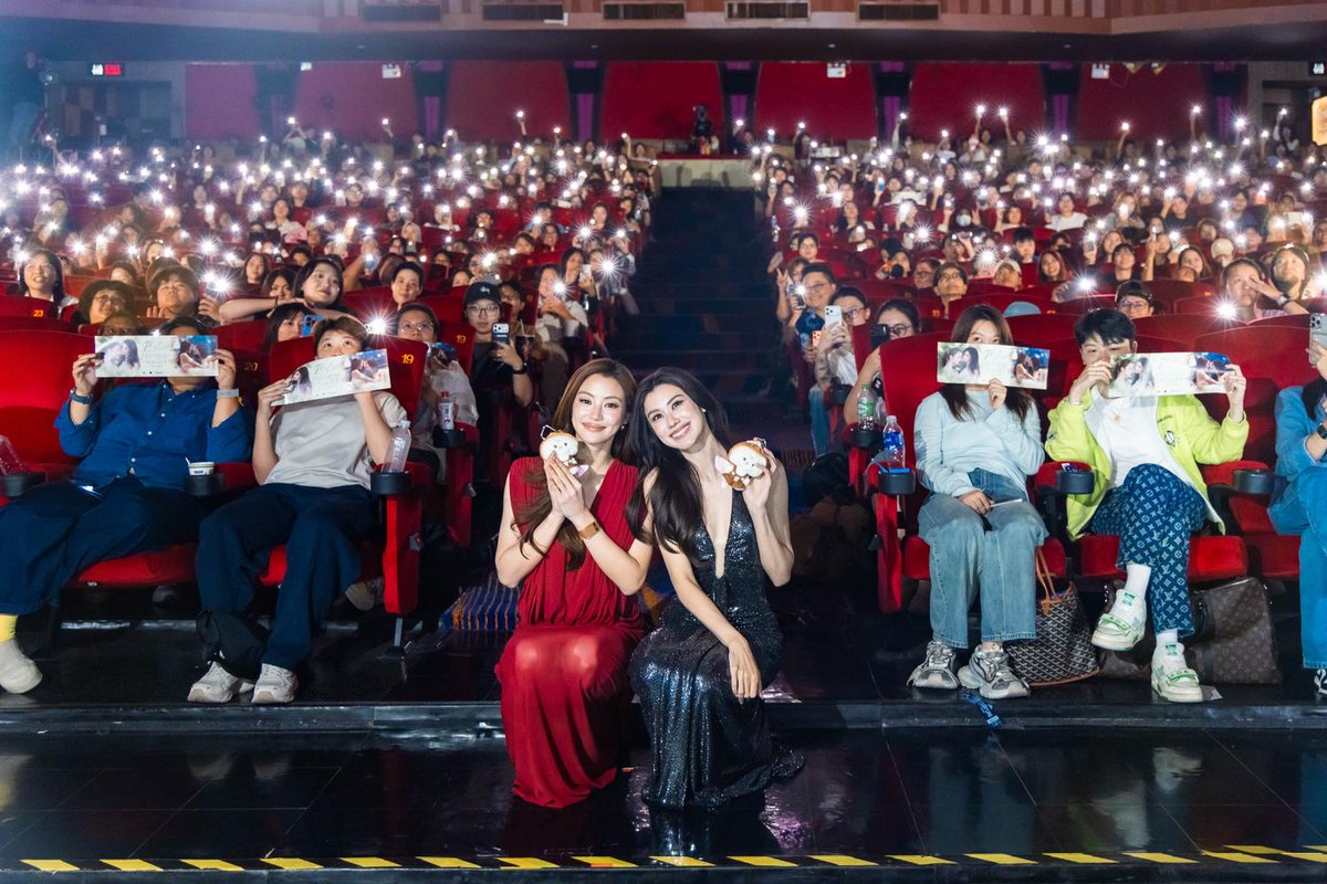 Ch3Thailand_33's tweet photo. โรงแทบแตก! “ลีน่า–หมิว” เปิดเกมรักแซ่บ ส่ง “PLS Love รักได้ไหม” ทะยานติดเทรนด์ X อันดับ 1
.
เปิดฉากอย่างร้อนแรงสมการรอคอย! “ลีน่า ลลินา” และ “หมิว ณัชชา” ชวนแฟนคลับร่วมสัมผัสเรื่องราวรักสุดแซ่บใน “PLS Love รักได้ไหม Premiere Night with LenaMiu” ซึ่งจัดขึ้น ณ โรงภาพยนตร์ที่ 13 เมเจอร์ รัชโยธิน โดยงานนี้จัดเต็มทั้งโมเมนต์สุดฟิน เบื้องหลังสุดพิเศษ เกมสุดมัน และเปิดอีพี 1 รอบพรีเมียร์ให้รับชมพร้อมกัน ก่อนส่งท้ายด้วยเซอร์ไพรส์ชุดใหญ่ Gumber Bear Version 2 ทำเอาทั้งโรงเต็มไปด้วยเสียงกรี๊ดสนั่น และพาแฮชแท็ก #PlsLoveรักได้ไหมEP1 ทะยานติดเทรนด์ X อันดับ 1 ประเทศไทย เวียดนาม ฟิลิปปินส์ และอันดับ 6 เทรนด์โลก พร้อมติดเทรนด์ 28 พื้นที่ทั่วโลก ภายใน 24 ชั่วโมง ด้วยยอดพูดถึงกว่า 513.2K
.
ไฮไลต์ยังไม่หมด เมื่อแฟนคลับจัด Fan Project สุดพิเศษเพื่อเซอร์ไพรส์ให้ทั้งคู่ ก่อนเจอเซอร์ไพรส์กลับกับการประกาศ Gumber Bear Version 2 ซึ่งมีความพิเศษจากการออกแบบที่มาจากฝือมือของทั้งทั้งคู่ ปิดท้ายค่ำคืนด้วยโมเมนต์สุดอบอุ่น พร้อมประกาศข่าวดีให้แฟน ๆ เตรียมพบกับ Fan Meet ลีน่า–หมิว ในวันที่ 22 พฤศจิกายนนี้ โดยสามารถติดตามรายละเอียดเพิ่มเติมได้ทาง Ch3Thailand, 3Plus และช่องทางของลีน่า–หมิว และสามารถติดตามชมซีรีส์ “PLS Love รักได้ไหม” ทุกวันศุกร์ เวลา 20.30 น. ทางช่อง 3 ดูทีวีกด 33 ดูออนไลน์ที่ 3Plus