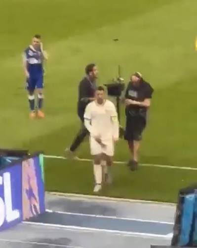 _P22_'s tweet photo. كل هؤلاء اخطأوا على المشجعين و لم يدافع عنهم لا الاتحاد السعودي و لا انديتهم .. بس المشجعين اخطأوا على لاعب قامت الدنيا و لم تقعد .. لك الله ايها المشجع المسكين .. #روشنيات https://t.co/64IW62qjjY