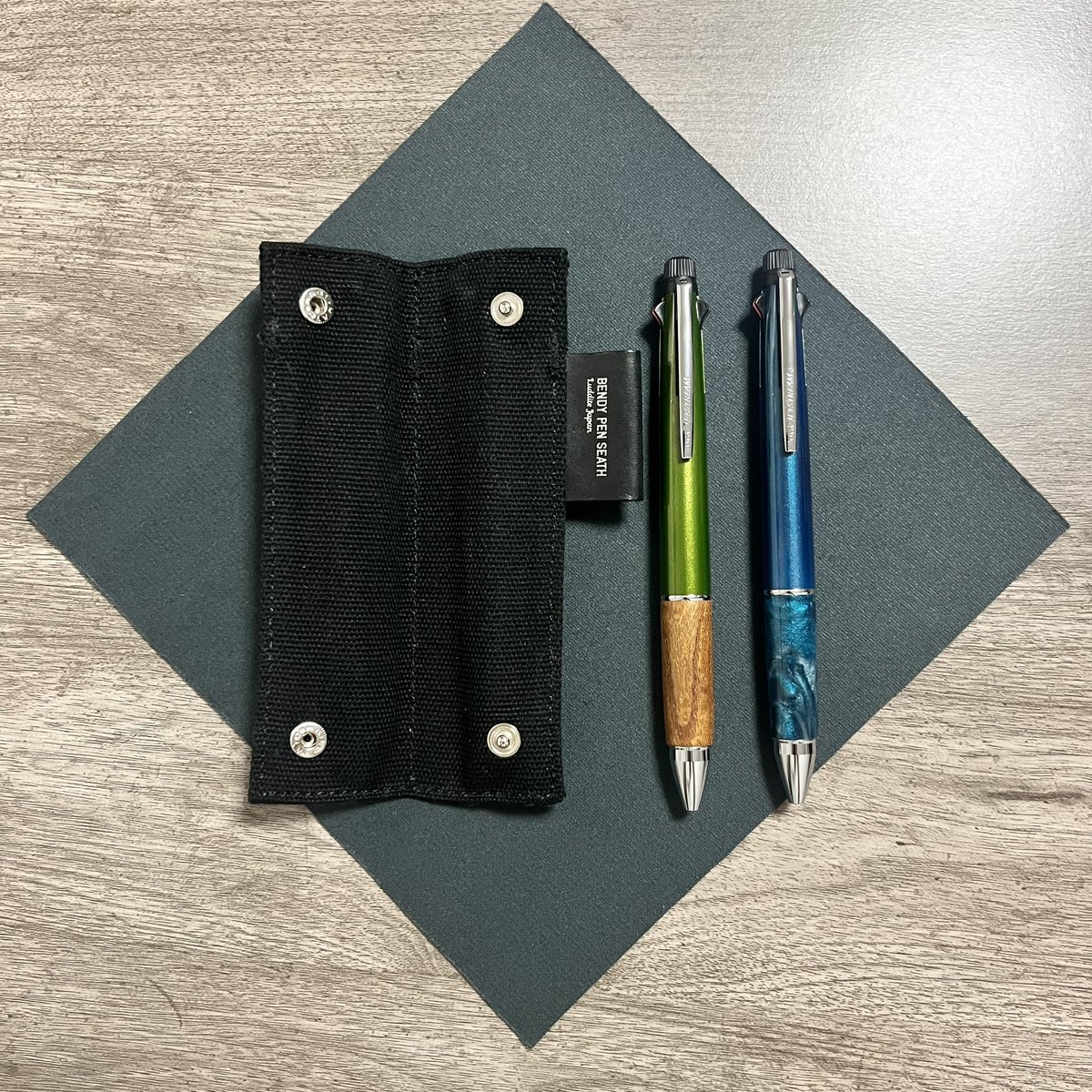 HITOSHIOGAWA4's tweet photo. ラダイトのベンディーペンシース
三菱のジェットストリーム4&1
ブルー軸の方はリフィルをアクロインキにして楽しんでいます。
ペンのキャップとグリップは自分好みのものにカスタム。
ペンケース持ち歩くほどでもない時に便利。
ポケットに入れてます。
#文房具 #Luddite #三菱鉛筆 https://t.co/Em6gqswtyZ