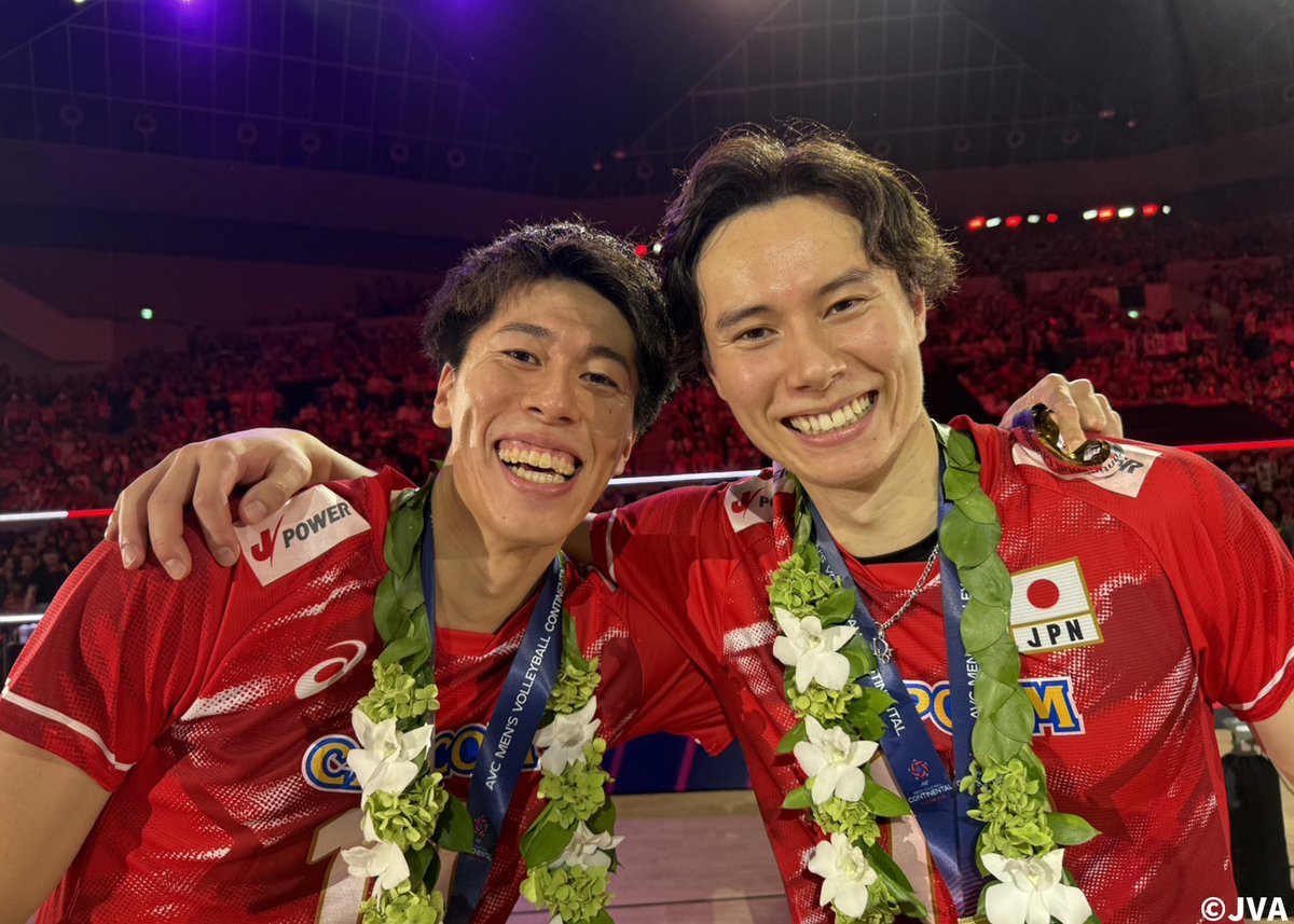 JVA_Volleyball's tweet photo. ／
表彰式後のオフショット！
＼

買取大吉 アジア男子バレーボール選手権大会 福岡2026の表彰式後に撮影された #バレーボール男子日本代表 選手たちの写真がチームから届きました📸✨

#つなげ2026 #限界はまだ先にある 
#アジア選手権 #バレーボール #volleyball https://t.co/rLp6vamNWi