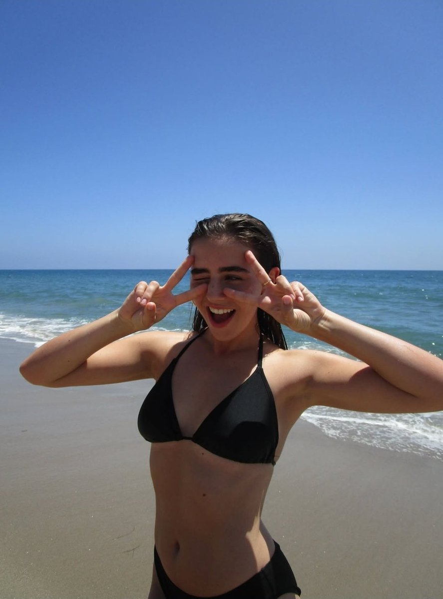 mysisterissexy's tweet photo. Innocent or filthy behind cloesed doors? What you doing to her on a beach alone? 
Rate out of 10

#wankchat #goonfuel #goon #hot #americanbaddie #rateher #outof10 https://t.co/mXE8IXXn3m