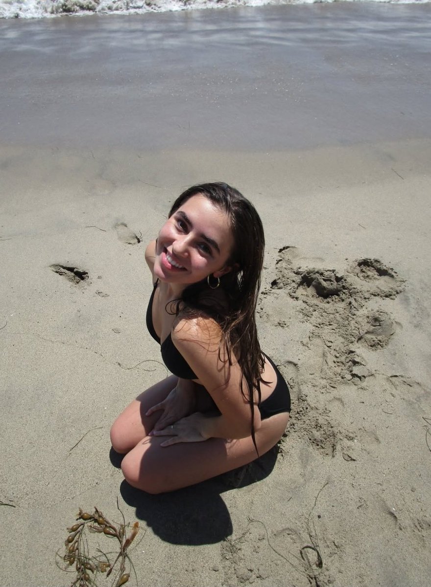 mysisterissexy's tweet photo. Innocent or filthy behind cloesed doors? What you doing to her on a beach alone? 
Rate out of 10

#wankchat #goonfuel #goon #hot #americanbaddie #rateher #outof10 https://t.co/mXE8IXXn3m