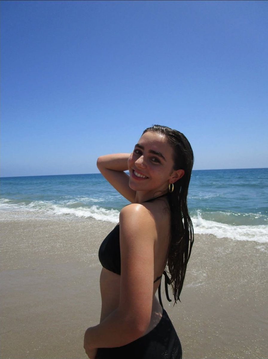 mysisterissexy's tweet photo. Innocent or filthy behind cloesed doors? What you doing to her on a beach alone? 
Rate out of 10

#wankchat #goonfuel #goon #hot #americanbaddie #rateher #outof10 https://t.co/mXE8IXXn3m