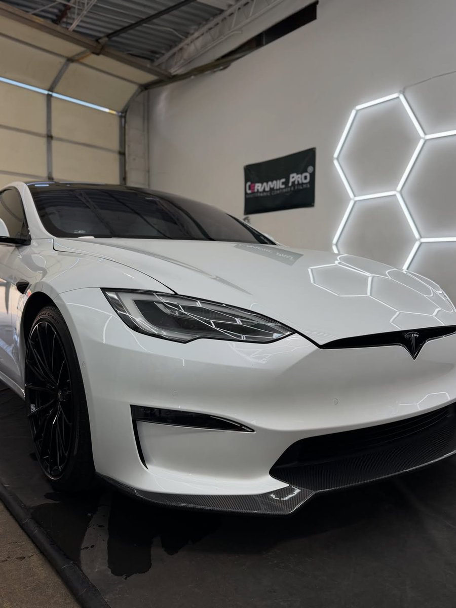 DennisQuitbo's tweet photo. White hits different with a professional ceramic coating. This Tesla now has deep gloss, hydrophobic protection, and easier maintenance for years. Serving Arlington Heights and Chicagoland. Message us to protect your ride. https://t.co/LCBX6p10BZ