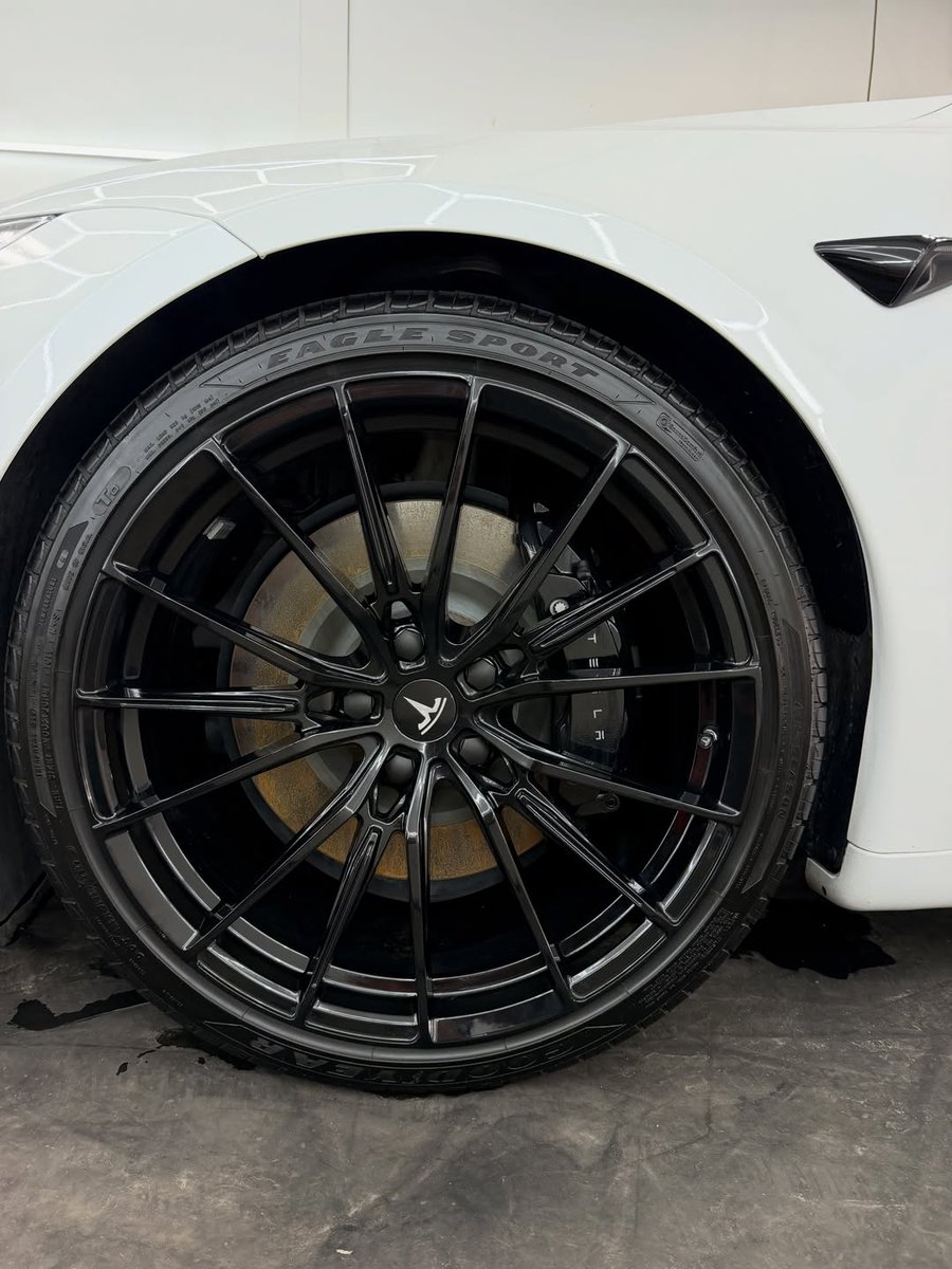 DennisQuitbo's tweet photo. White hits different with a professional ceramic coating. This Tesla now has deep gloss, hydrophobic protection, and easier maintenance for years. Serving Arlington Heights and Chicagoland. Message us to protect your ride. https://t.co/LCBX6p10BZ