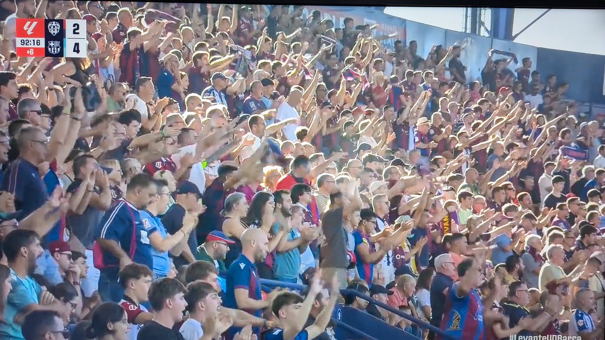 DelegacioPenyes's tweet photo. Que hablen lo que quieran los de fuera, lo de ayer fue una lección de coraje, fidelidad y amor propio, estuvimos a punto de rozar la épica 🐸

​La ovación de la afición al equipo fue todo un ejemplo, demostrandole al mundo nuestro amor por un sentimiento llamado @LevanteUD ❤️💙 https://t.co/aOv9RRFiJ5
