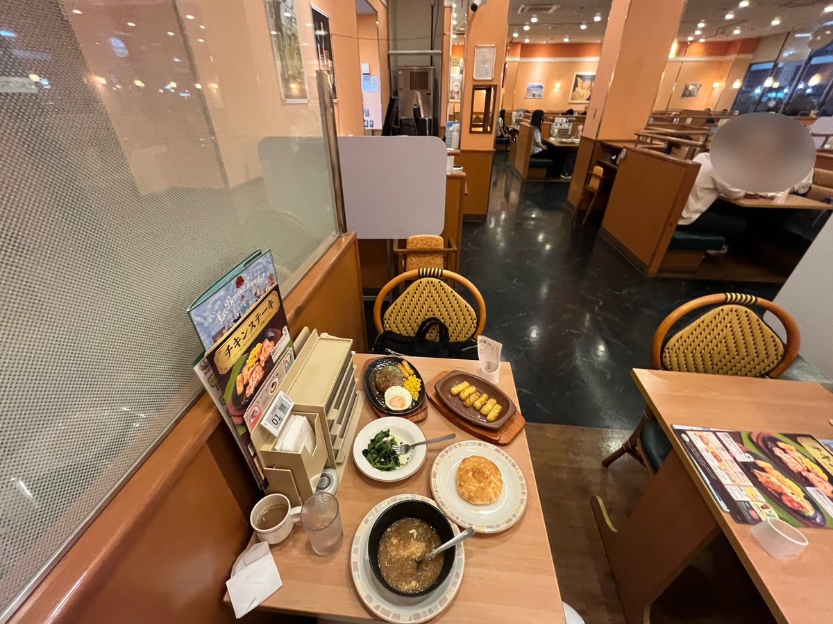 RottenKingkasu's tweet photo. 今夜はサイゼリヤ🇮🇹でドローン🚁
#サイゼリヤ #レストラン #ファミリーレストラン #ファミレス https://t.co/Np6Rx7Z1WM