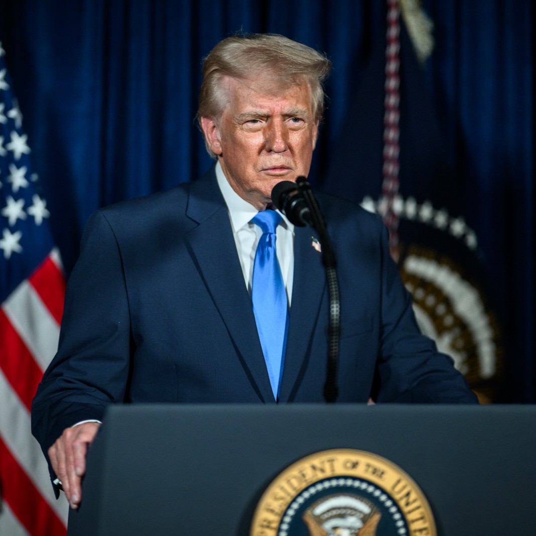 CoinMarketCap's tweet photo. LATEST: 🇺🇸 Trump reportedly met with advisers on Friday to discuss ethics provisions in the CLARITY Act ahead of Tuesday' Senate procedural vote, per Politico. https://t.co/6dlC6kxymo
