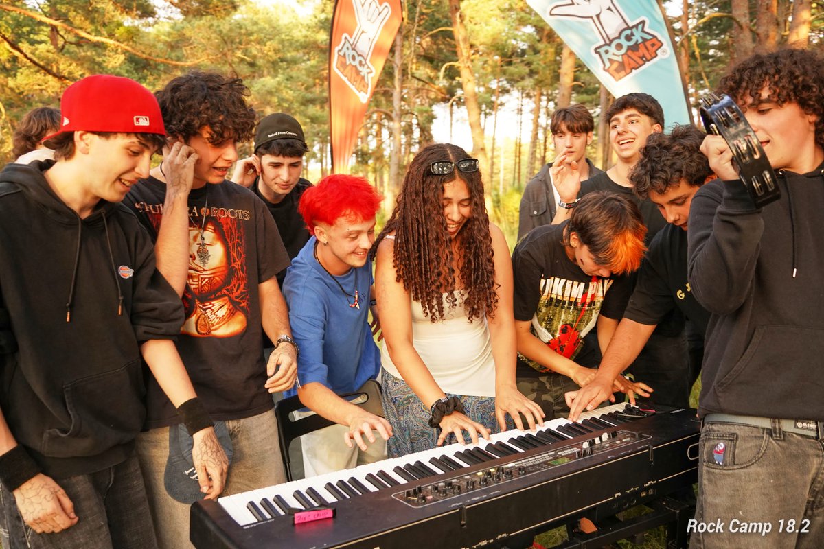 RockCampES's tweet photo. ¿Te apetece venir a Rock Camp pero no sabes tocar ningún instrumento? No pasa nada: no hace falta experiencia previa.
 Formamos las bandas por edad (de 9 a 17 años) y adaptamos las canciones al nivel de cada persona para tocar y aprender juntos desde el primer día. #rockcamp https://t.co/5EEDm6LzfF