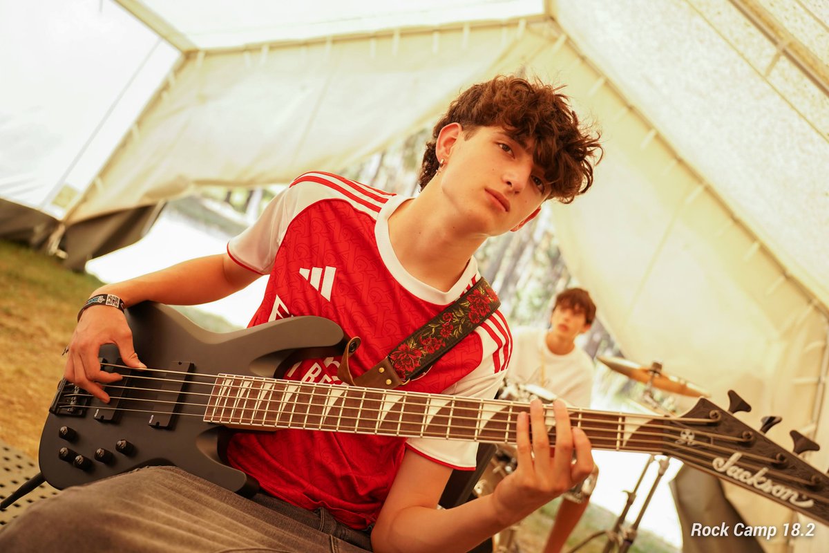 RockCampES's tweet photo. ¿Te apetece venir a Rock Camp pero no sabes tocar ningún instrumento? No pasa nada: no hace falta experiencia previa.
 Formamos las bandas por edad (de 9 a 17 años) y adaptamos las canciones al nivel de cada persona para tocar y aprender juntos desde el primer día. #rockcamp https://t.co/5EEDm6LzfF