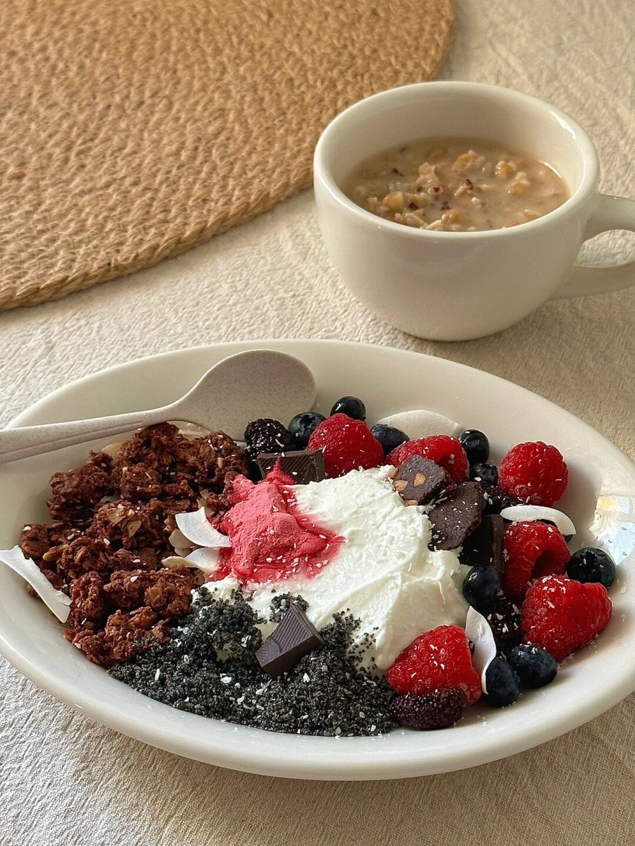 MandyRoss614194's tweet photo. Loving this cozy homemade oatmeal bowl with fresh berries and a drizzle of honey—perfect start to the day! https://t.co/rMoFzNdHXt