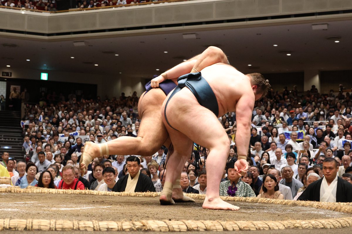 sumokyokai's tweet photo. ＜二日目の様子＞
幕内取組
安青錦（2勝）　寄り切り　髙安（2敗）
#sumo #相撲 #九月場所 https://t.co/Ck2aQ5CBKa