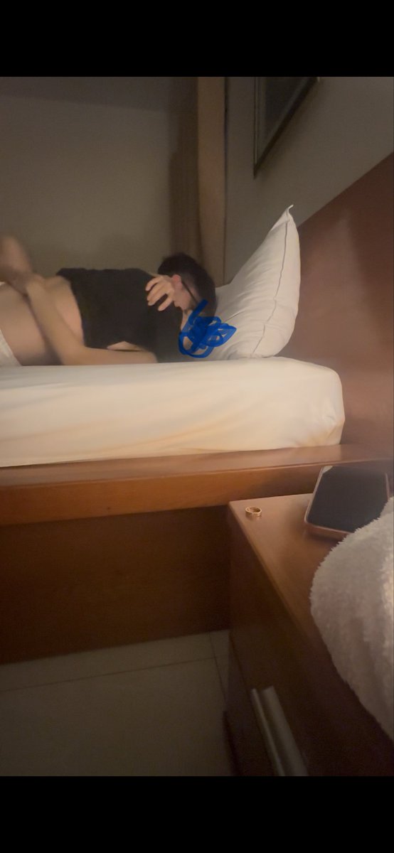 Vcsaigonq10's tweet photo. Gặp bull và cởi tất cả kể cả nhẫn cưới 
#cuckoldvietnam 
#hotwifevietnam https://t.co/NgTsP1zrZH