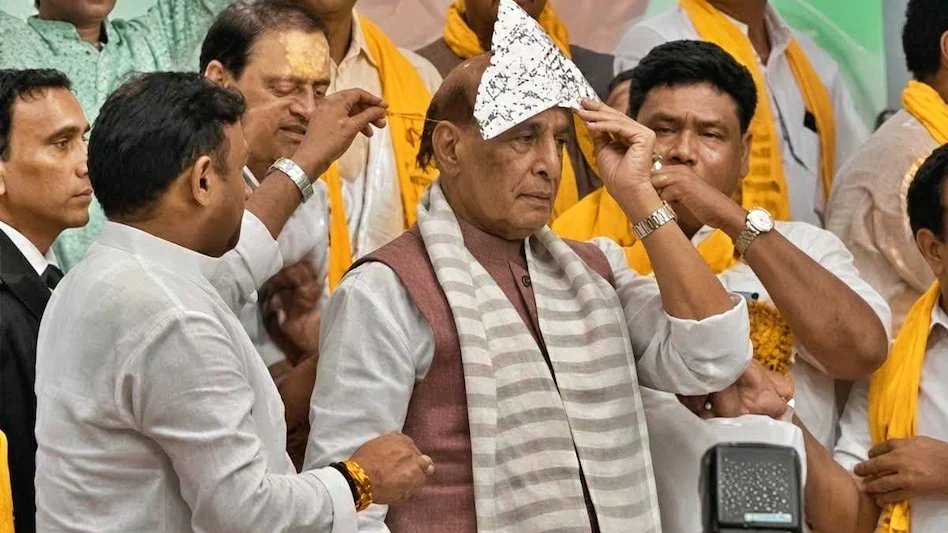 aajtak's tweet photo. 'गरीब बेटी को पायल बनवाकर दे देना...' जब चांदी का मुकुट लौटाते हुए बोले रक्षा मंत्री राजनाथ सिंह, वीडियो वायरल 

आगरा में 'खटीक गर्जना सम्मेलन' के दौरान रक्षा मंत्री राजनाथ सिंह ने स्वागत में मिला चांदी का मुकुट वापस लौटाते हुए कहा कि इसे गरीब बेटी की पायल के लिए इस्तेमाल किया जाए. उन्होंने समाज को बांटने की साजिशों से बचने, एकजुट रहने और सनातन धर्म के मूल भाव को समझने का आह्वान किया.

पूरी खबर  https://t.co/zflU2yXWmz

#RajnathSingh #AgraNews #KhatikGarjanaSammelan #UPNews