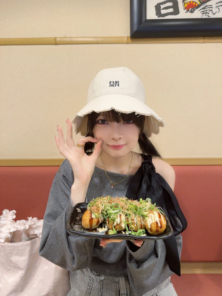 tamachan_staff's tweet photo. 大阪お渡し会の思い出 ꒰ᐢ. .ᐢ꒱₊˚⊹♡

みなさんとのお話はもちろん、
大阪グルメも満喫したたまちゃん🐙✧˖°

たこ焼き＆串カツを堪能しました〜！
そして可愛すぎるたこ焼きポーズも૮₍ ｡•༝•｡ ₎ა 

大阪をた〜っぷり楽しんだたまちゃんでした🎶
#TAMAchan https://t.co/OgK13uuM62