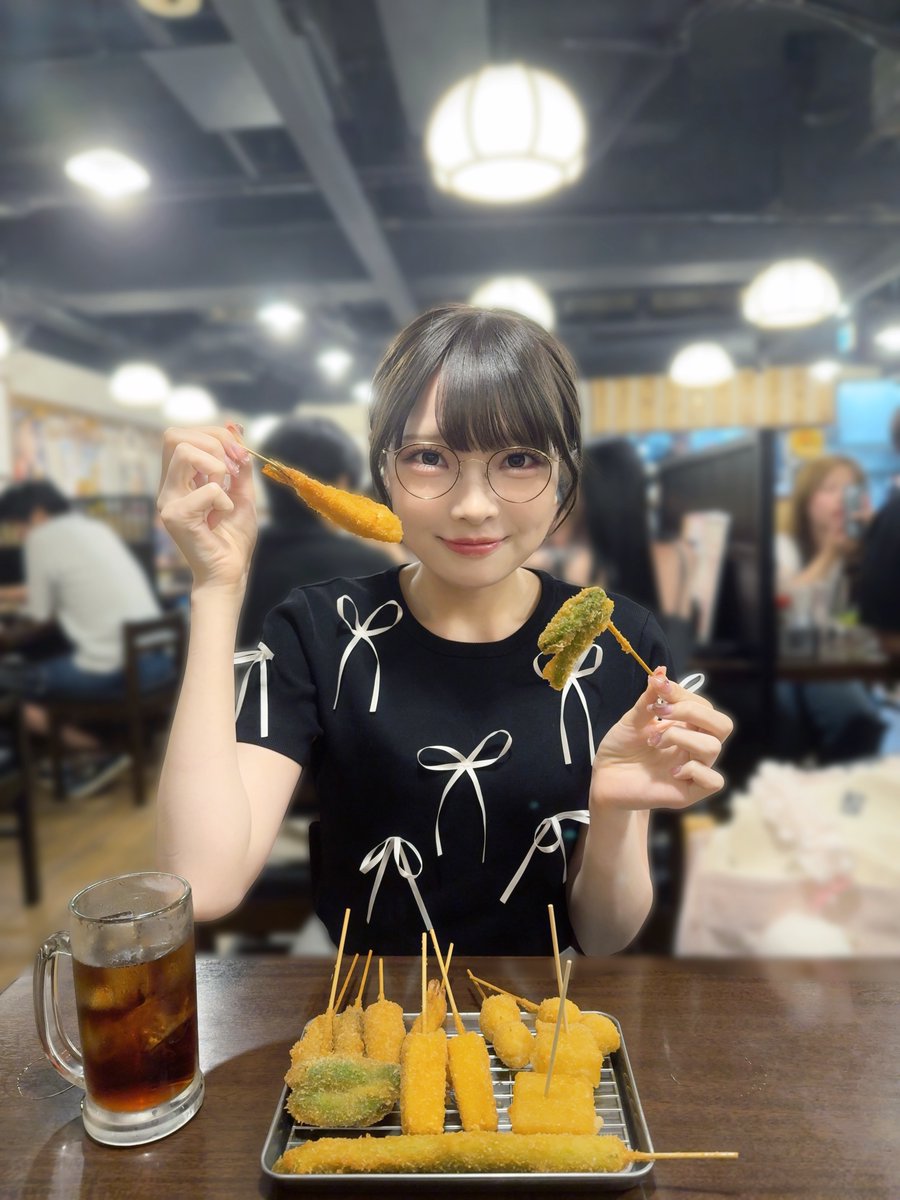 tamachan_staff's tweet photo. 大阪お渡し会の思い出 ꒰ᐢ. .ᐢ꒱₊˚⊹♡

みなさんとのお話はもちろん、
大阪グルメも満喫したたまちゃん🐙✧˖°

たこ焼き＆串カツを堪能しました〜！
そして可愛すぎるたこ焼きポーズも૮₍ ｡•༝•｡ ₎ა 

大阪をた〜っぷり楽しんだたまちゃんでした🎶
#TAMAchan https://t.co/OgK13uuM62