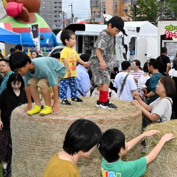 kokokara_news's tweet photo. 今年の釧路大漁どんぱくは天気に恵まれ、2日間で計約12万6千人が来場し、うち花火大会は約5万人が来場し夜空を彩る大輪に拍手を送りました。物産展や、���ッツ&amp;スターの桑野信義さん、地元アイドル「ティプシーグラス」らが出演したメイン会場は2日間で約3万5千人が訪れました
https://t.co/jBWUYflPXc https://t.co/7pGdgd2nOA
