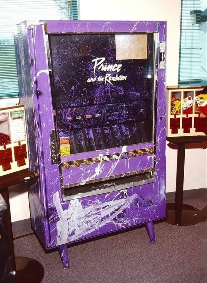 artdirectionk's tweet photo. Happy Purple Monday ๐ #Prince4Ever โฎ๏ธ #TimelessPrince https://t.co/mhhzATYyu5
