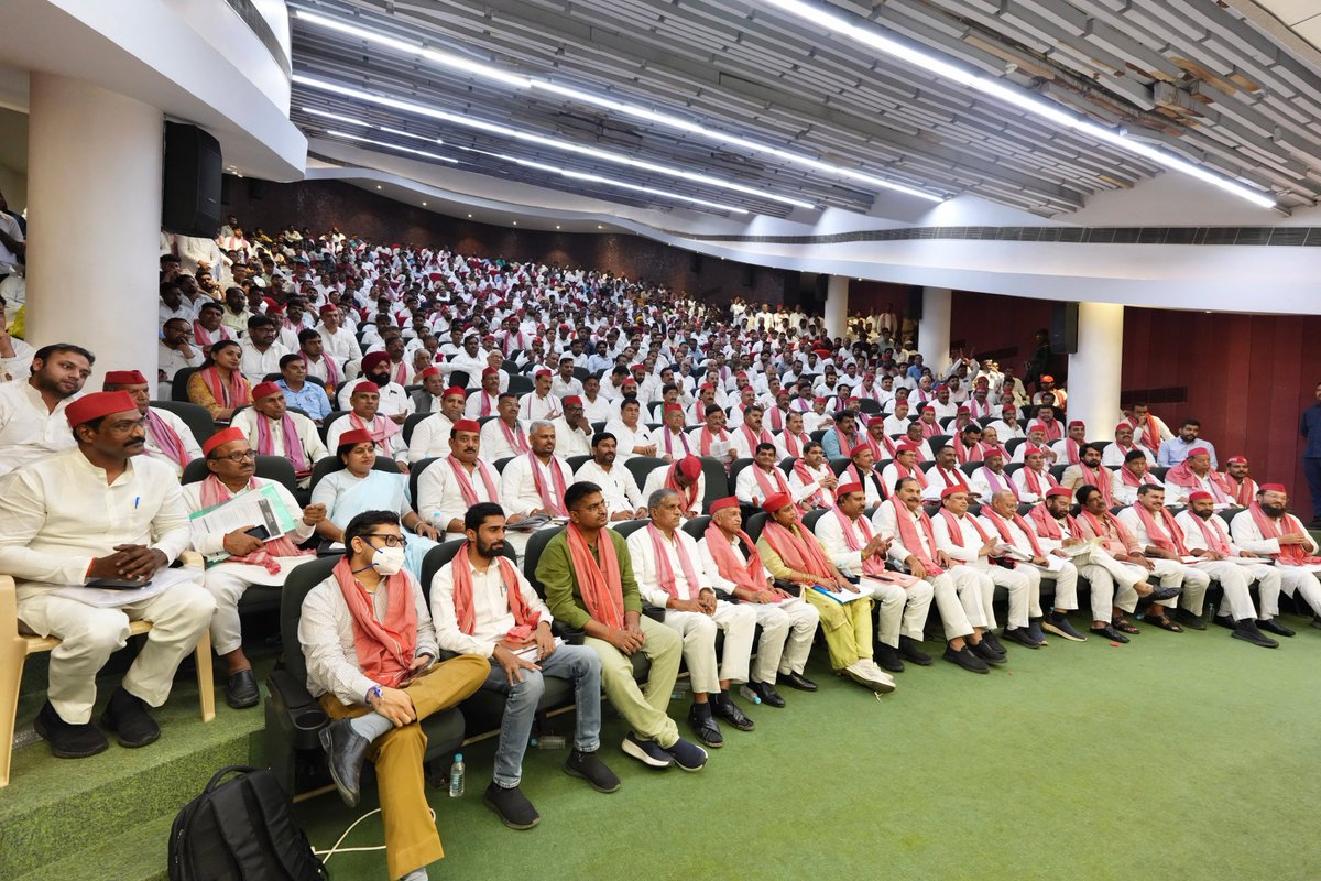 Er_awanish's tweet photo. 2017 के चुनाव में भाजपा ने केशव प्रसाद मौर्या को प्लांट किया ताकि यूपी में पिछड़े वर्ग के नाम प�� वोट लिया जा सके

बीजेपी को भी पता था किसी सवर्ण चेहरे पर बीजेपी को उत्तर प्रदेश में वोट नहीं मिलेगा और मिलता भी नहीं है,

तभी 20,30 पिछड़े वर्ग के लोडर नेताओं को अभी भी बीजेपी न चाहते हुए भी पाल पोश रही हैं, जिनका काम ��ै अपनी जाति का Rrr रोना है ताकि उनकी जाति वाले वोट दे सके, और सुबह शाम अखिलेश पर अभद्रता करना है

पिछड़े वर्ग में यादव समाज के खिलाफ इतना ज़हर फैलाया गया इतना फैलाया गया कि जिन लोगों ने OBC आरक्षण लागू कराने में सबसे अहम भूमिका निभाई थी, उसी हीरो को विलन बना दिया गया और जातिवादी 15% वाले सत्ता में आ गए 

और हा जिनको लगता है cm योगी के चेहरे पर यूपी 2022 भाजपा जीती थी उनसे बड़ा मूर्ख कोई नहीं है, यहां चेहरा नह���ं जाति का चुनाव होता है,

लेकिन 2027 में समीकरण बदलते दिख रहे हैं, पिछड़ा, दलित वर्ग बीजेपी के आरक्षण विरोधी मंसूबों को भांप गया है

सपा ने बाबूसिंह कुशवाहा जी और नवल किशोर शाक्य जी, लाल जी वर्मा जी, हरेंद्र मालिक जी, राजकुमा�� भाटी जी को 5-5 जिलों की जिम्मेदारी दी है,

वहीं अखिलेश जी पिछड़े वर्ग के सम्मेलन में सीधे समाज से संवाद कर रहे हैं।

पिछड़ा, दलित वर्ग 10 साल के सवर्णवाद और सामंतवाद और इनके जातिवाद से काफ़ी नाराज़ दिख रहा है

अगर यह नाराजगी वोट में बदली, तो 2027 में बड़ा राजनीतिक बदलाव देखने को मिल सकता है

सत्ता परिवर्तन की जमीन तैयार होती दिख रही है 🚲