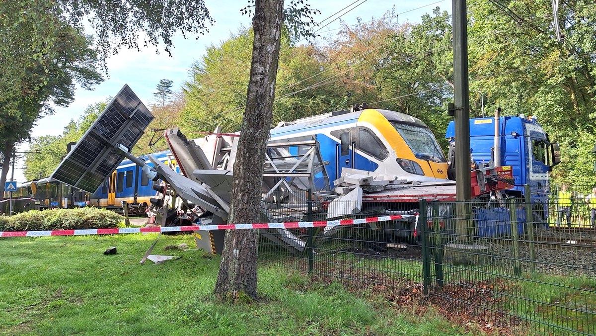 Treinbotsing op spoorwegovergang in Ermelo