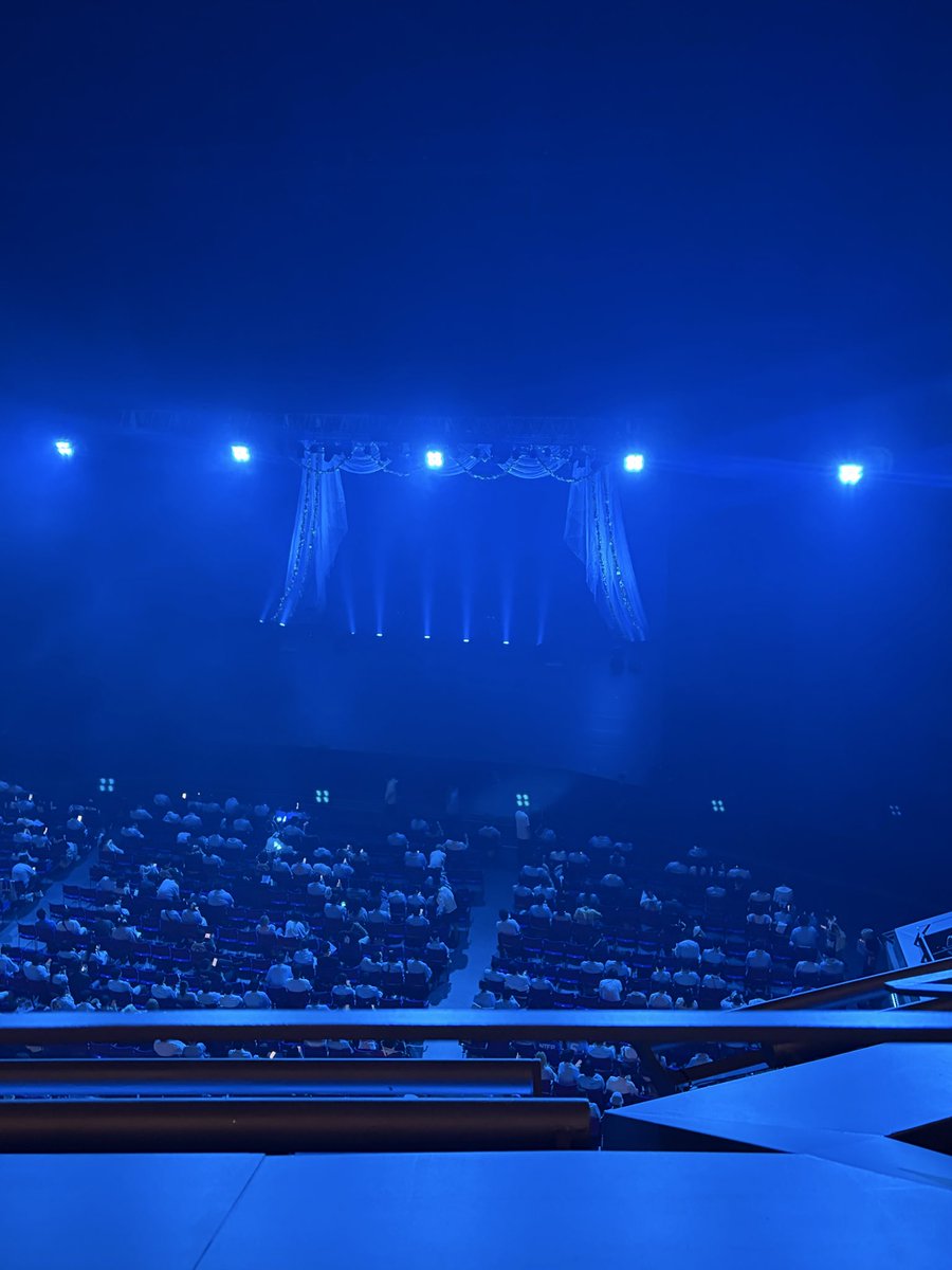 taisan011133's tweet photo. 4階最前の景色。
高所恐怖症が発動し立てるか怪しい。 https://t.co/jkaysllFYb