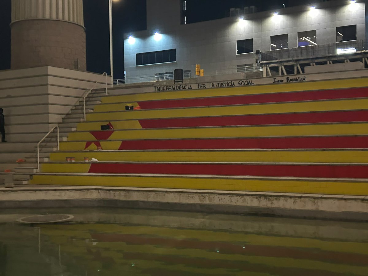 JoventBarcelona's tweet photo. El @JoventBarcelona vam començar la Diada Nacional de la millor forma possible ❤️‍🔥 https://t.co/ZbRAayaROu