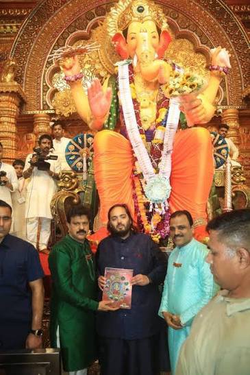 SucharitaNeel's tweet photo. #GanpatiWithAmbanis Ganpati bappa ka darshan jab parivaar ke saath hota hai, toh glamour fade ho jata hai. Sirf prem, vishwas aur sanskar baaki rehta hai. Yahi toh asli celebration hai na. Ganapati Bappa Morya 🙏 https://t.co/OD8fXTUq3H