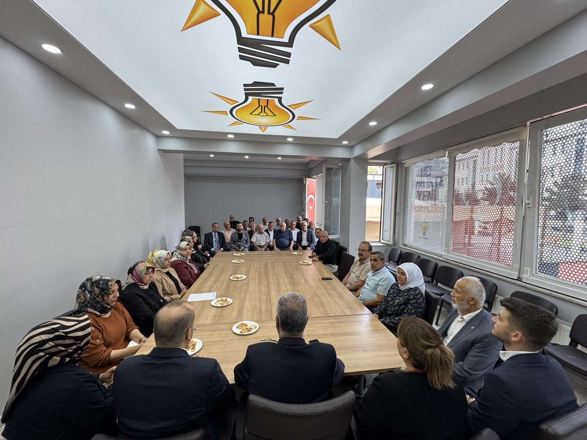 yusufahlatci's tweet photo. 📍KASTAMONU TOSYA - TÜRKİYE BULUŞMALARI / AK PARTİ TOSYA İLÇE BAŞKANLIĞI

Türkiye Buluşmaları kapsamında, yiğitler diyarı Kastamonu’muzun çalışkan ve üreten ilçesi Tosya’da teşkilatımızla bir aradayız. 🇹🇷

Cumhurbaşkanımız ve Genel Başkanımız Sayın Recep Tayyip Erdoğan’ın liderliğinde ve “Büyük ve Güçlü Türkiye” vizyonuyla, davamıza emek veren tüm yol arkadaşlarımızla verimli bir istişare ve değerlendirme toplantısı gerçekleştirdik.

Milletimizle kurduğumuz gönül köprülerini güçlendirmek, teşkilatımızın kararlı duruşu ve sarsılmaz iradesiyle hedeflerimize emin adımlarla yürümek için Tosya’mızda ortak akılla hareket etmeye, durmadan ve yorulmadan çalışmaya devam edeceğiz.

Liderimizin açtığı yolda bizleri aynı heyecan ve gayretle karşılayan AK Parti Tosya İlçe Başkanımıza, tüm kademeleriyle teşkilat mensuplarımıza ve dava arkadaşlarımıza şükranlarımı sunuyorum. 👏🏻👏🏻🇹🇷

#TürkiyeBuluşmaları #AKParti #Kastamonu #Tosya #RecepTayyipErdoğan #TürkiyeYüzyılı

@RTErdogan @abuyukgumus @ensartopcu @Akparti @akparti_37