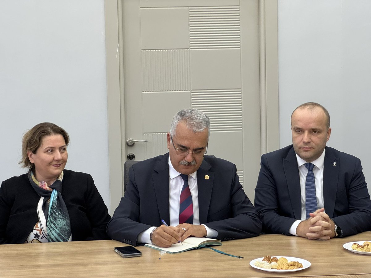 yusufahlatci's tweet photo. 📍KASTAMONU TOSYA - TÜRKİYE BULUŞMALARI / AK PARTİ TOSYA İLÇE BAŞKANLIĞI

Türkiye Buluşmaları kapsamında, yiğitler diyarı Kastamonu’muzun çalışkan ve üreten ilçesi Tosya’da teşkilatımızla bir aradayız. 🇹🇷

Cumhurbaşkanımız ve Genel Başkanımız Sayın Recep Tayyip Erdoğan’ın liderliğinde ve “Büyük ve Güçlü Türkiye” vizyonuyla, davamıza emek veren tüm yol arkadaşlarımızla verimli bir istişare ve değerlendirme toplantısı gerçekleştirdik.

Milletimizle kurduğumuz gönül köprülerini güçlendirmek, teşkilatımızın kararlı duruşu ve sarsılmaz iradesiyle hedeflerimize emin adımlarla yürümek için Tosya’mızda ortak akılla hareket etmeye, durmadan ve yorulmadan çalışmaya devam edeceğiz.

Liderimizin açtığı yolda bizleri aynı heyecan ve gayretle karşılayan AK Parti Tosya İlçe Başkanımıza, tüm kademeleriyle teşkilat mensuplarımıza ve dava arkadaşlarımıza şükranlarımı sunuyorum. 👏🏻👏🏻🇹🇷

#TürkiyeBuluşmaları #AKParti #Kastamonu #Tosya #RecepTayyipErdoğan #TürkiyeYüzyılı

@RTErdogan @abuyukgumus @ensartopcu @Akparti @akparti_37